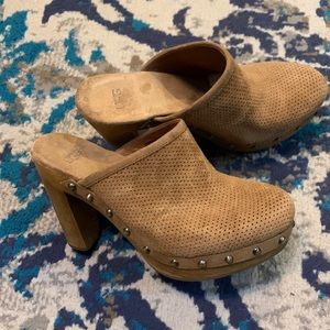 Camel Suede Leather Heeled UGG Clogs. GoodCondition. Super comfortable